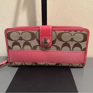 Coach Signature Brown and Pink
Canvas Wallet Leather Trim